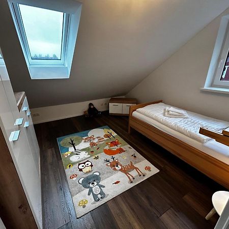 Moderne Ferienwohnung Fuer Familien Im Dachgeschoss Bosau Esterno foto
