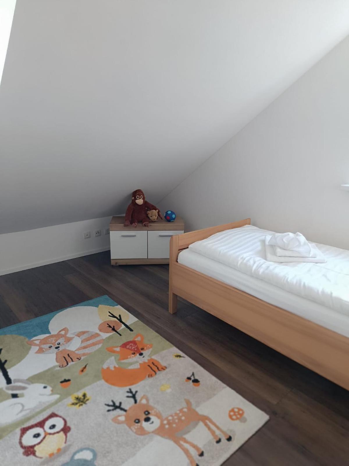 Moderne Ferienwohnung Fuer Familien Im Dachgeschoss Bosau Esterno foto