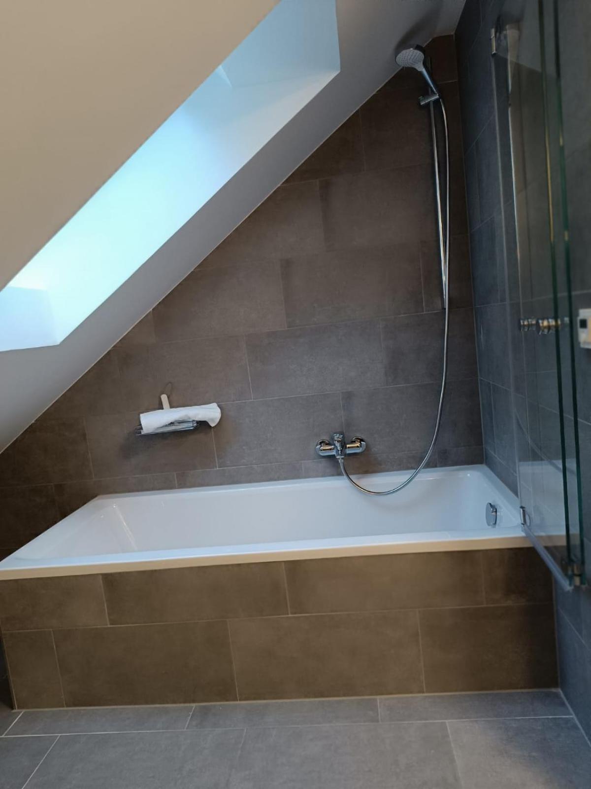 Moderne Ferienwohnung Fuer Familien Im Dachgeschoss Bosau Esterno foto
