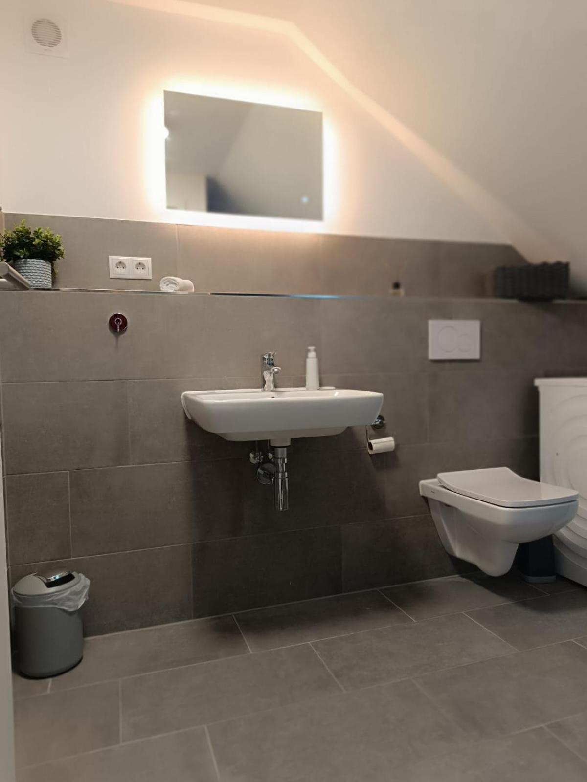 Moderne Ferienwohnung Fuer Familien Im Dachgeschoss Bosau Esterno foto