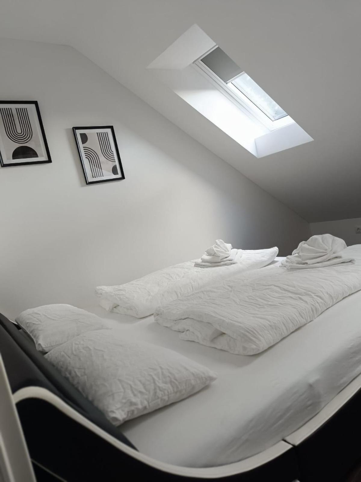 Moderne Ferienwohnung Fuer Familien Im Dachgeschoss Bosau Esterno foto