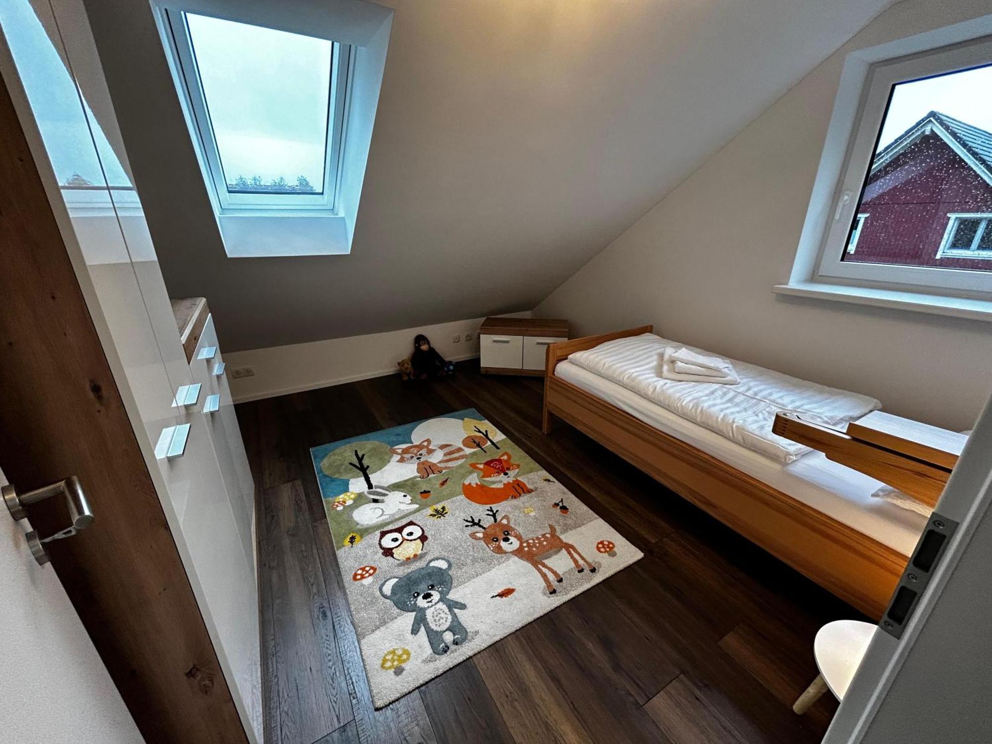Moderne Ferienwohnung Fuer Familien Im Dachgeschoss Bosau Esterno foto
